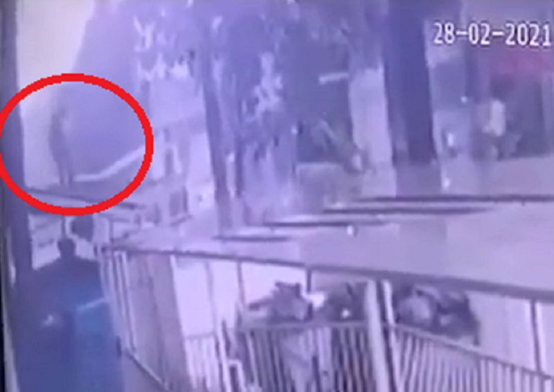 فيديو.. تصرف شجاع لرجل يُنقذ طفلة أثناء سقوطها من الطابق الـ12