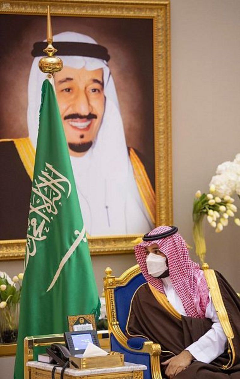 ولي العهد يستقبل رئيس وزراء ماليزيا لدى وصوله الرياض