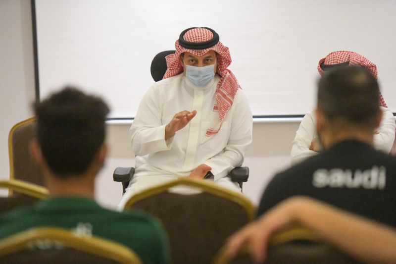 المسحل يجتمع بلاعبي الأخضر الأولمبي .. في معسكر الرياض