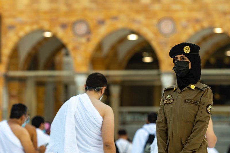 صور من الميدان.. رجال وموظفات الأمن يؤدون مهامهم بالحرم المكي
