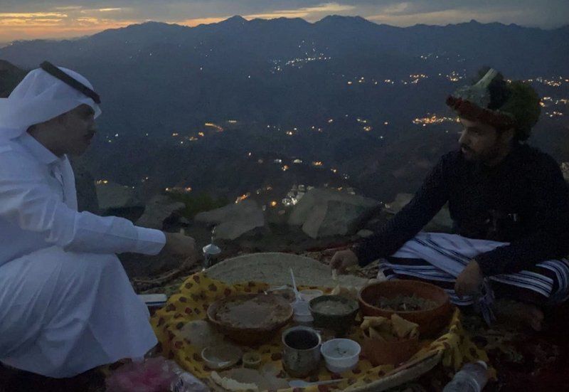 على أسطح المنازل والأفنية.. إفطار رمضاني في أحضان الطبيعة الساحرة بـ