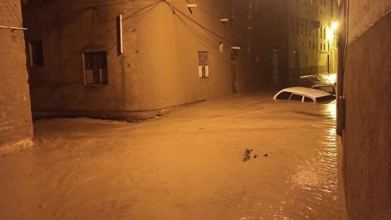 فيضانات اليمن.. شاهد مصرع 4 أشخاص وانهيار منازل وجرف سيارات
