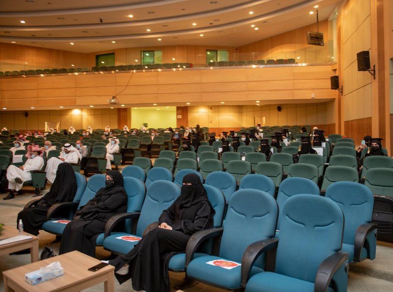 رئيس جامعة الباحة يرعى اللقاء الأول لخريجي وخريجات كلية الطب