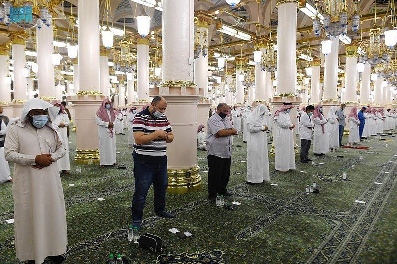 شاهد.. جموع المصلين يؤدون صلاة القيام ليلة 27 في المسجد النبوي