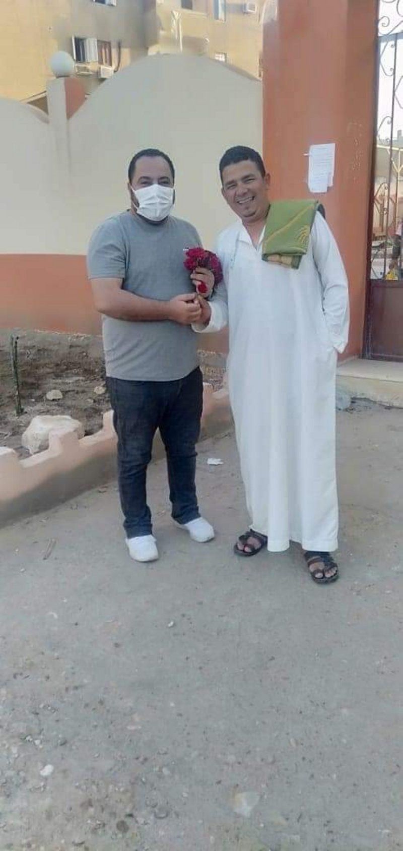 شاهد من مصر.. مسيحي يقف أمام المسجد ليوزع الورود على المصلين