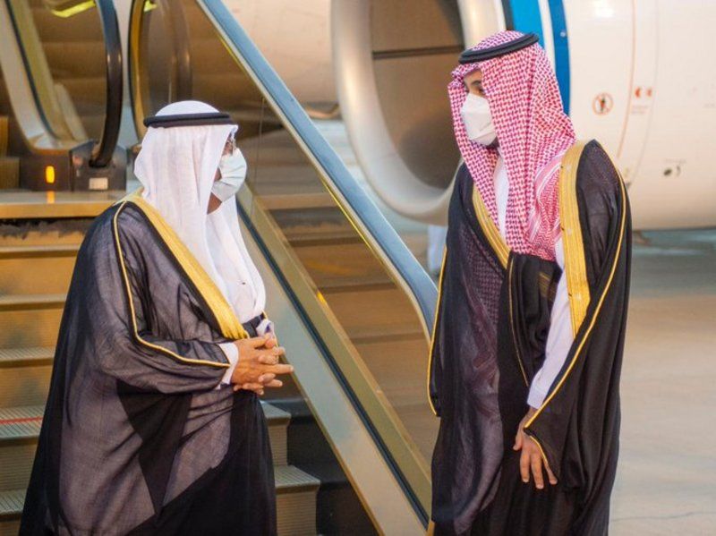 محمد بن سلمان يستقبل ولي العهد بدولة الكويت لدى وصوله الرياض