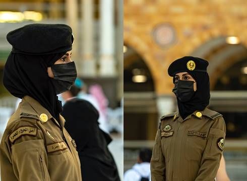 السعودية تنشر أول صور لسيدات أمن داخل الحرم المكي