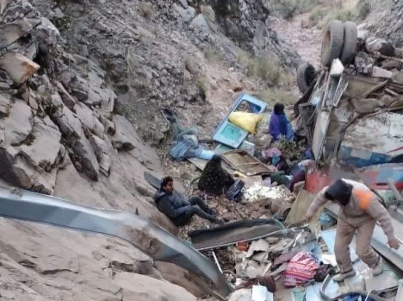 شاهد.. مصرع 34 شخصًا في سقوط حافلة في منحدر جبلي ببوليفيا