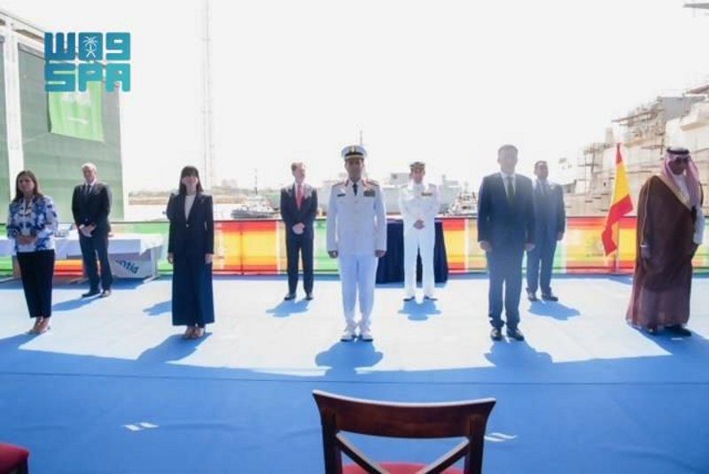 قائد القوات البحرية يرعى مراسم تعويم سفينة جلالة الملك 