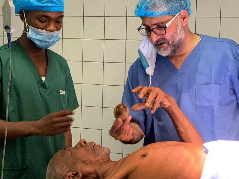 بعلّاقة ملابس.. بروفيسور سعودي في المسالك البولية والمناظير يُجري عملية جراحية