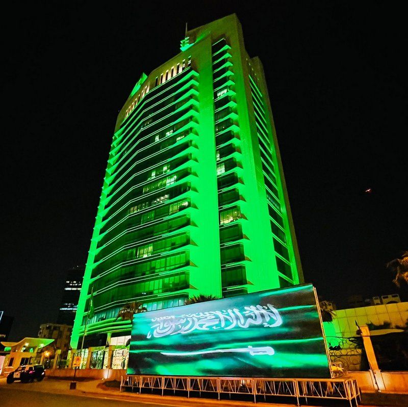 بالصور .. صور القيادة الرشيدة واللون الأخضر يزين برج ومباني ومرافق 