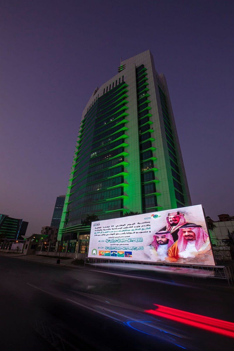 بالصور .. صور القيادة الرشيدة واللون الأخضر يزين برج ومباني ومرافق 