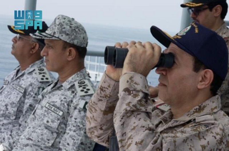 القوات البحرية تنفذ رماية بالصواريخ في منطقة عمليات تمرين 