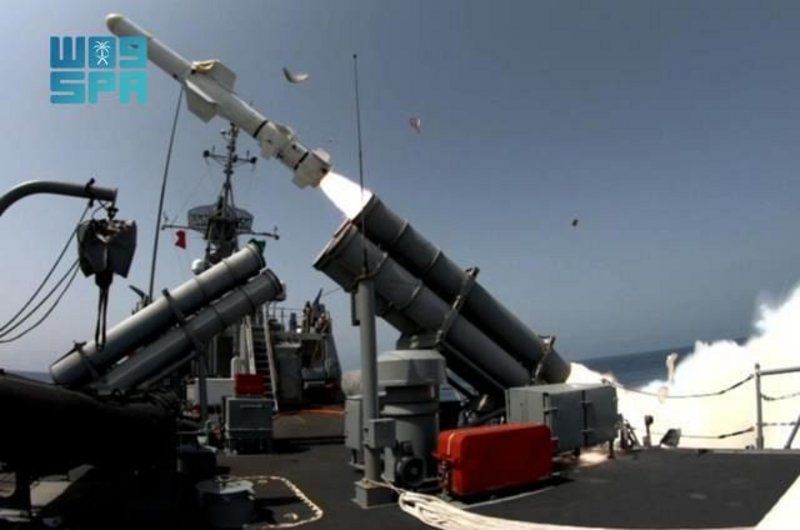 القوات البحرية تنفذ رماية بالصواريخ في منطقة عمليات تمرين 