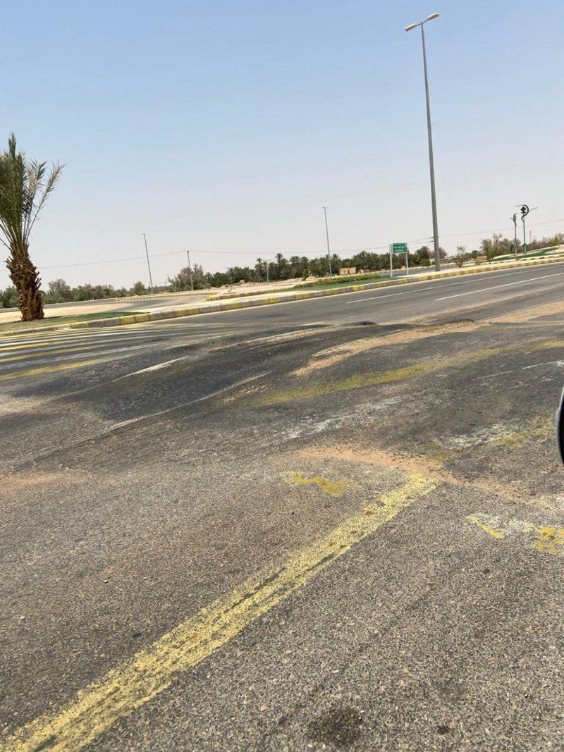 طُرق شمال الرياض تصارع للبقاء.. إتلاف ودمار تحت عجلات 
