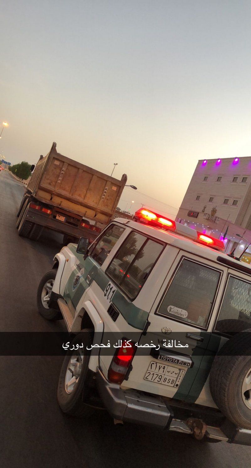 طُرق شمال الرياض تصارع للبقاء.. إتلاف ودمار تحت عجلات 