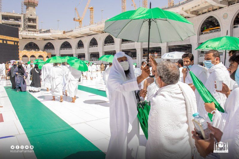 بالصور.. توزيع 10 آلاف مظلة بالمسجد الحرام اليوم الجمعة