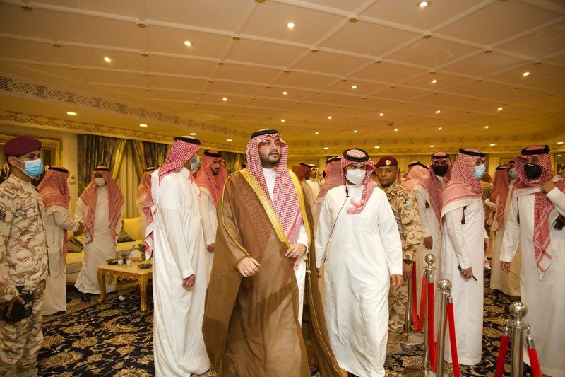 أبناء الأمير عبدالرحمن بن عبدالعزيز يستقبلون المعزين في وفاة أخيهم 