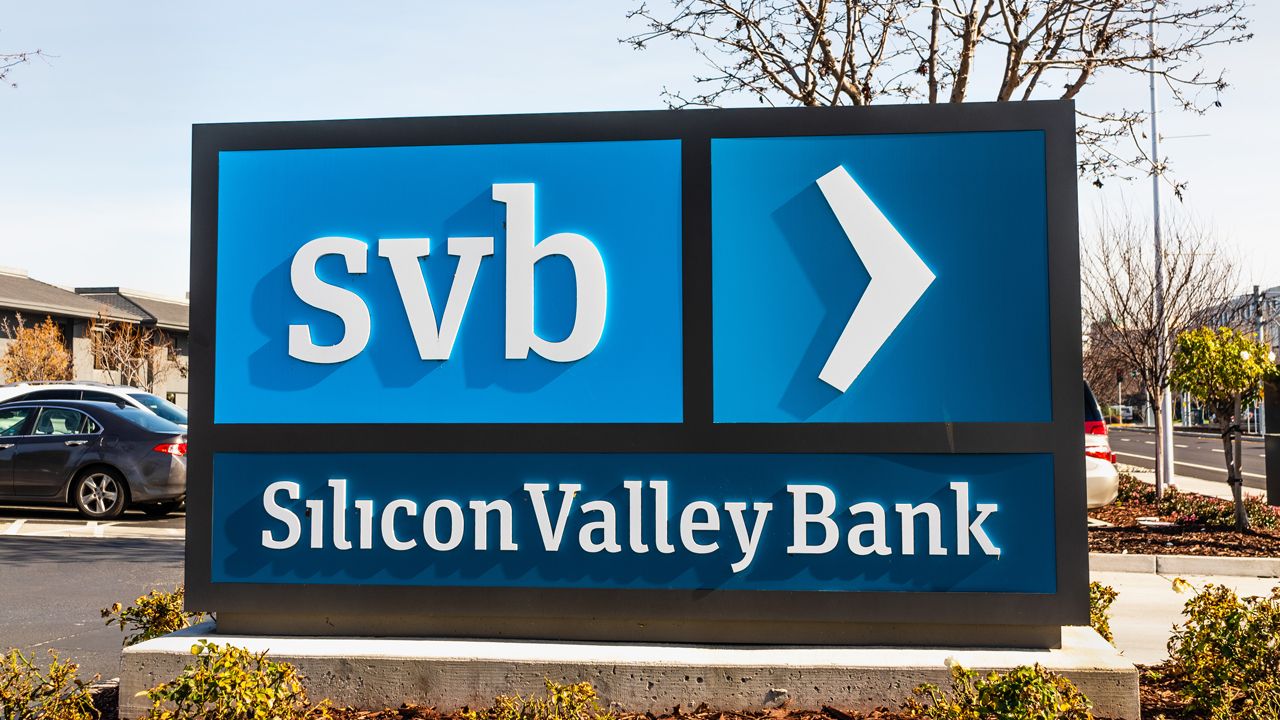 Silicon Valley Bank Faces Financial Woes as Stock Is Halted, Sells $21 Billion Bond Portfolio at a $1.8 Billion Loss – Bitcoin News