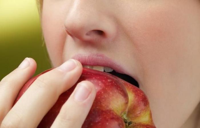 فيديو- أشياء بسيطة نفعلها بطريقة خاطئة.. بينها شرب الماء وأكل التفاح