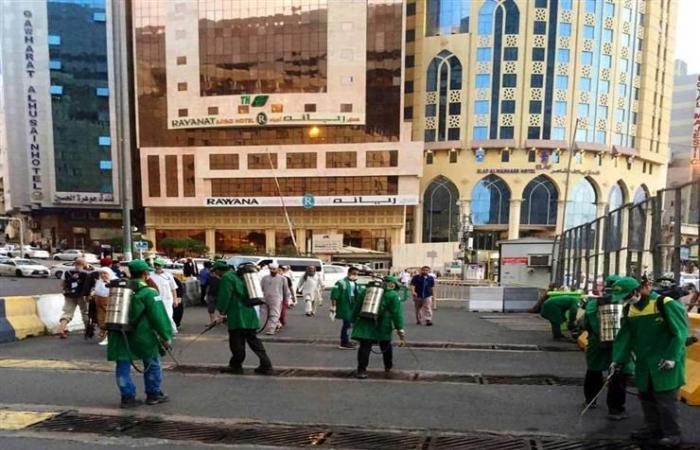 رئاسة الحرمين تخصص 200 عامل لمكافحة الحشرات بساحات المسجد الحرام
