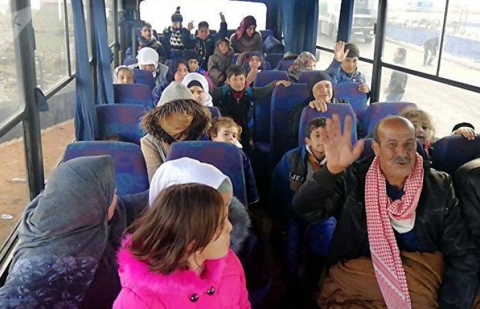 وصول دفعة جديدة من المهجرين السوريين من مخيمات اللجوء إلى معبر نصيب