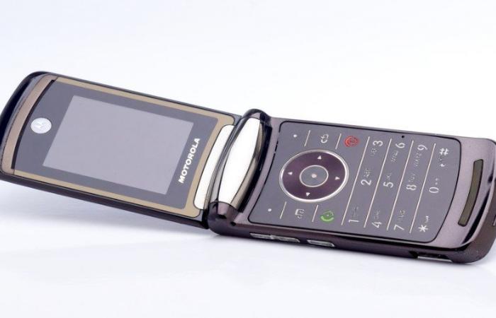 تقرير: موتورولا تعتزم إعادة إحياء هاتفها الشهير Motorola RAZR مع شاشة قابلة للطي