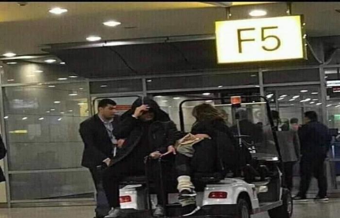 مصطحبًا دينا في المطار.. عمرو دياب يخفي وجهه عن كاميرات التصوير