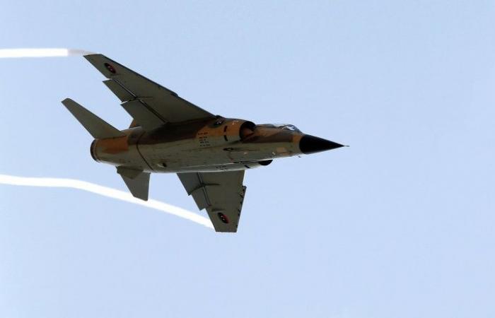 طائرة حربية تابعة لقوات "الجيش الليبي" تعترض طائرة مدنية