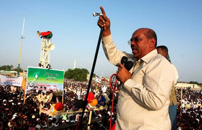 البشير يعلن ترك حكم السودان بعد عام