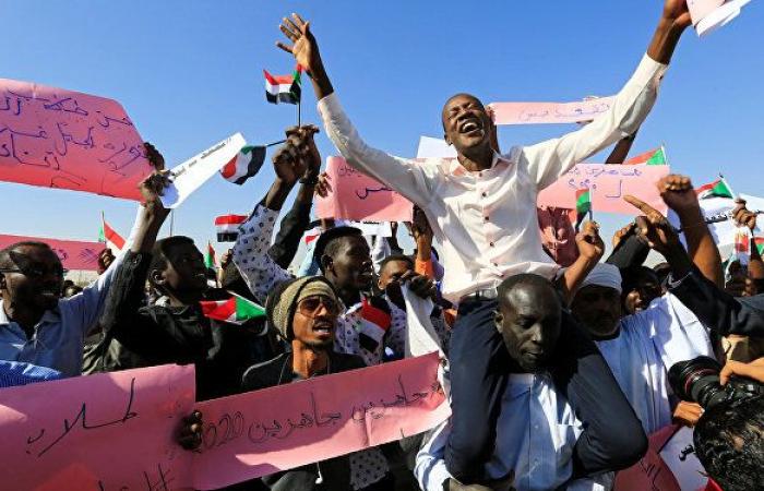 السودان: البشير يتخلى عن منصبه في الحزب الحاكم ويحل الحكومتين ويوقف تعديل الدستور
