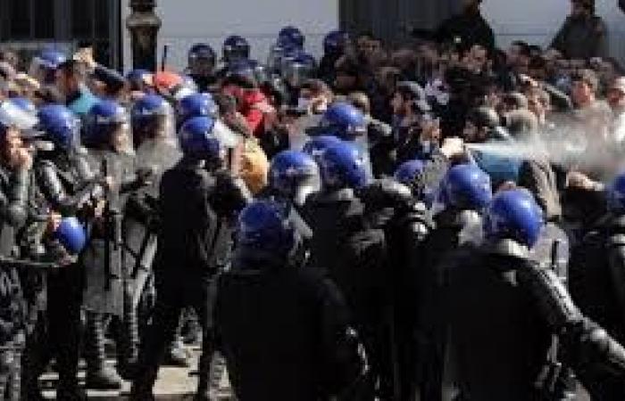 الجزائر.. الشرطة تكشف عن عدد المصابين والمعتقلين في مظاهرات اليوم