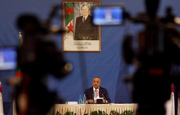رئيس الوزراء الجزائري يبدأ محادثات تشكيل الحكومة الجديدة