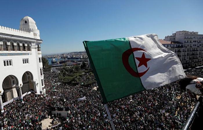 الجيش الجزائري يقول إن المحتجين عبروا عن أهداف نبيلة بصدق وإخلاص