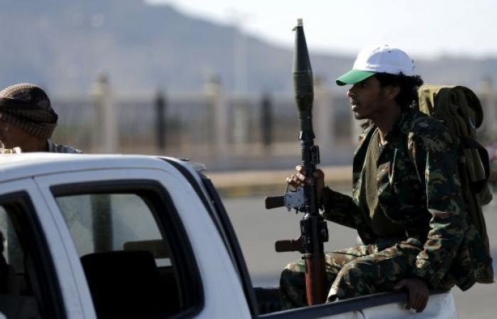 "أنصار الله" تعلن استهداف معسكر للتحالف وتجمع للجيش اليمني في جيزان بصاروخين باليستيين