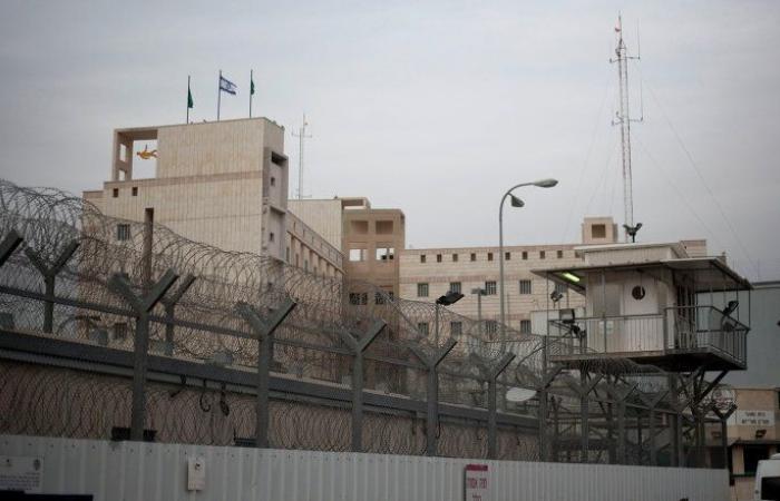 ارتفاع عدد الأسرى الفلسطينيين المضربين عن الطعام في السجون الإسرائيلية إلى 400