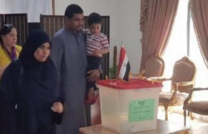المصريون في السودان يبدأون التصويت في الاستفتاء على العديلات الدستورية