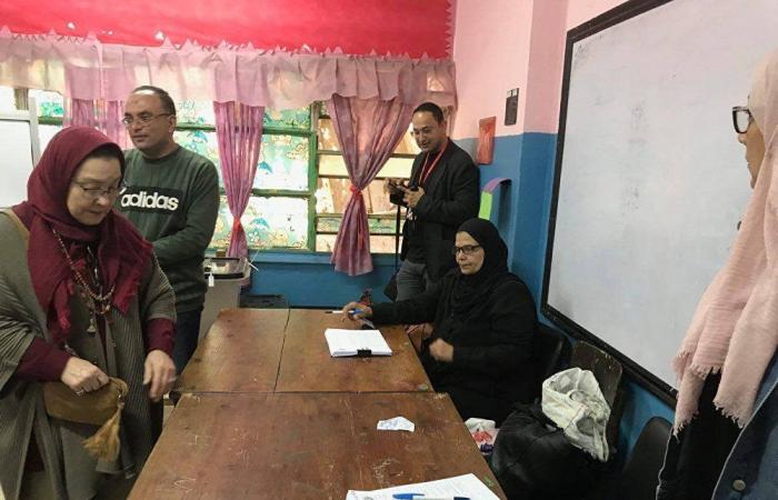 المصريون يتوافدون على لجان الاستفتاء للتصويت على التعديلات الدستورية