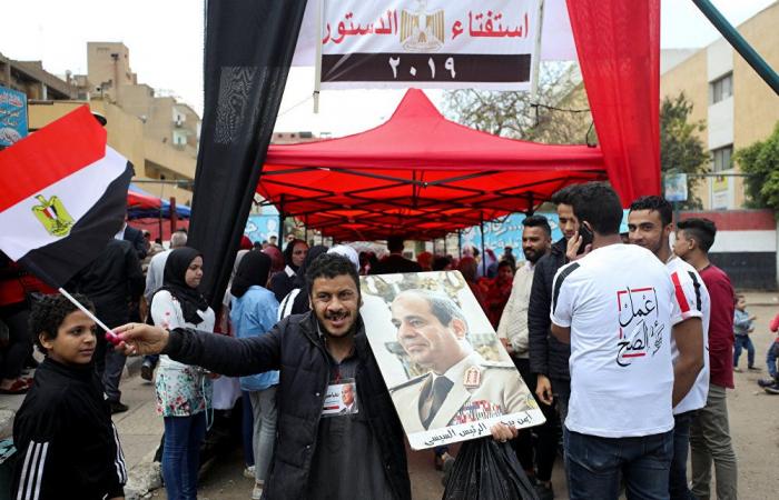 استفتاء تعديلات دستور مصر... مؤيدون يحتفلون أمام اللجان ومعارضون يدونون على الإنترنت