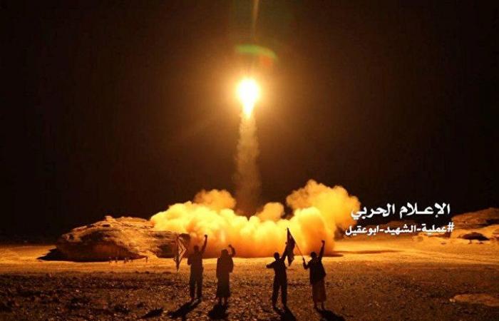 اليمن ... "أنصار الله" تعلن قصف معسكر للجيش بصاروخ باليستي قبالة جيزان