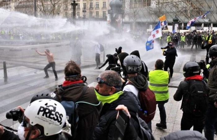 الشرطة الفرنسية توقف عشرات الأشخاص وتطلق الغاز على المحتجين خلال تظاهرة عيد العمال