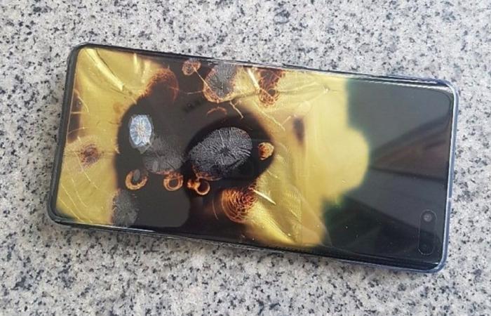 سامسونج تلوم المستخدم بعد احتراق هاتف Galaxy S10 5G