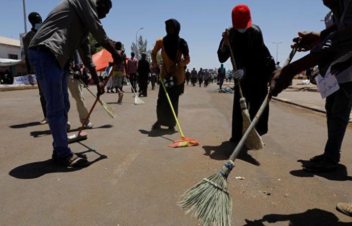 استمرار إزالة المتاريس من اعتصام القيادة العامة في العاصمة السودانية (صور)