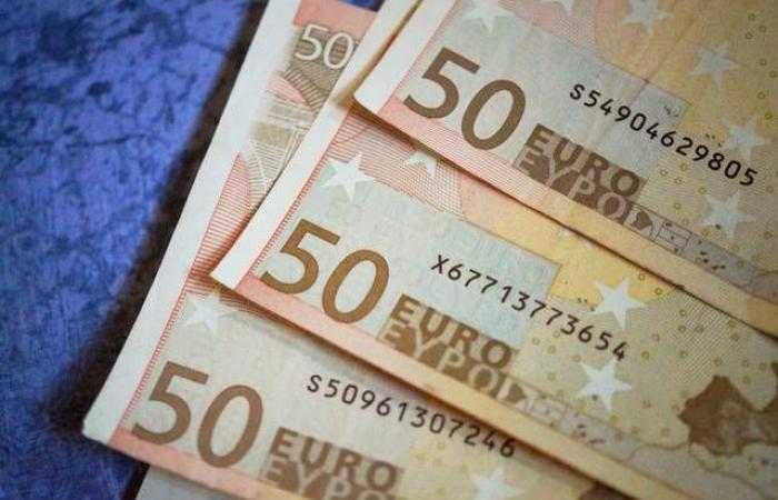 اليورو يتراجع أمام الدولار مع إعلان نتائج الانتخابات الأوروبية