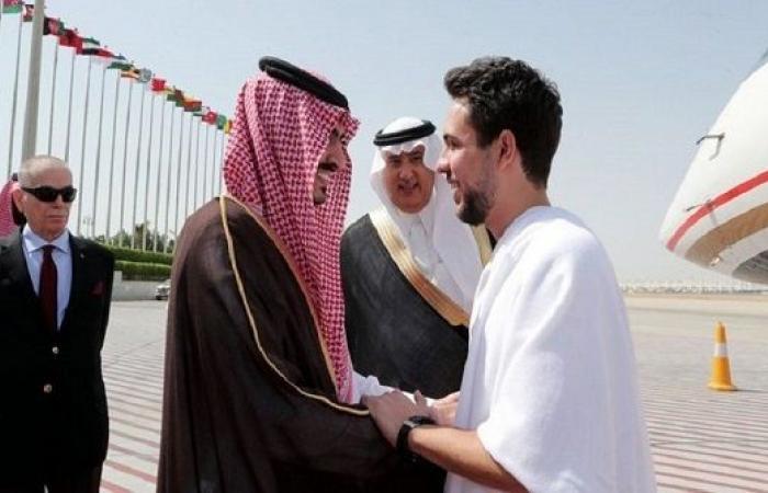 بالصور :  الأمير حسين في السعودية لتأدية العمرة
