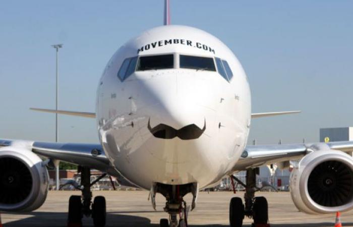 بالفيديو... سودانيون يعترضون طائرة سعودية في مطار الخرطوم