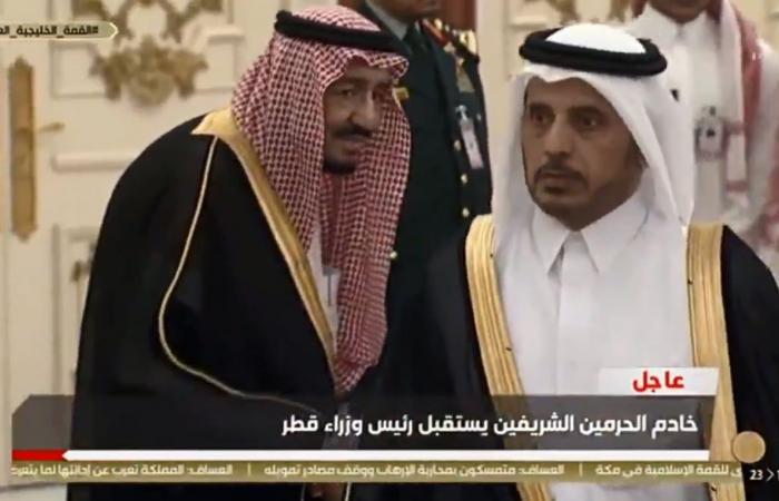 صور..لحظات استقبال العاهل السعودي لرئيس الوزراء القطري