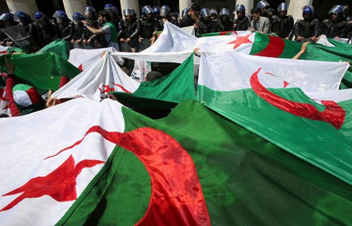 مسيرات في الجزائر تطالب برحيل رموز النظام