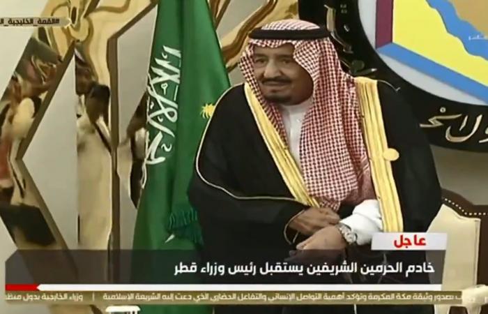 لحظات استقبال العاهل السعودي لرئيس الوزراء القطري (فيديو وصور)