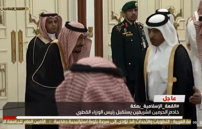 بالصور.. استقبال العاهل السعودي لرئيس الوزراء القطري بالقمة الإسلامية